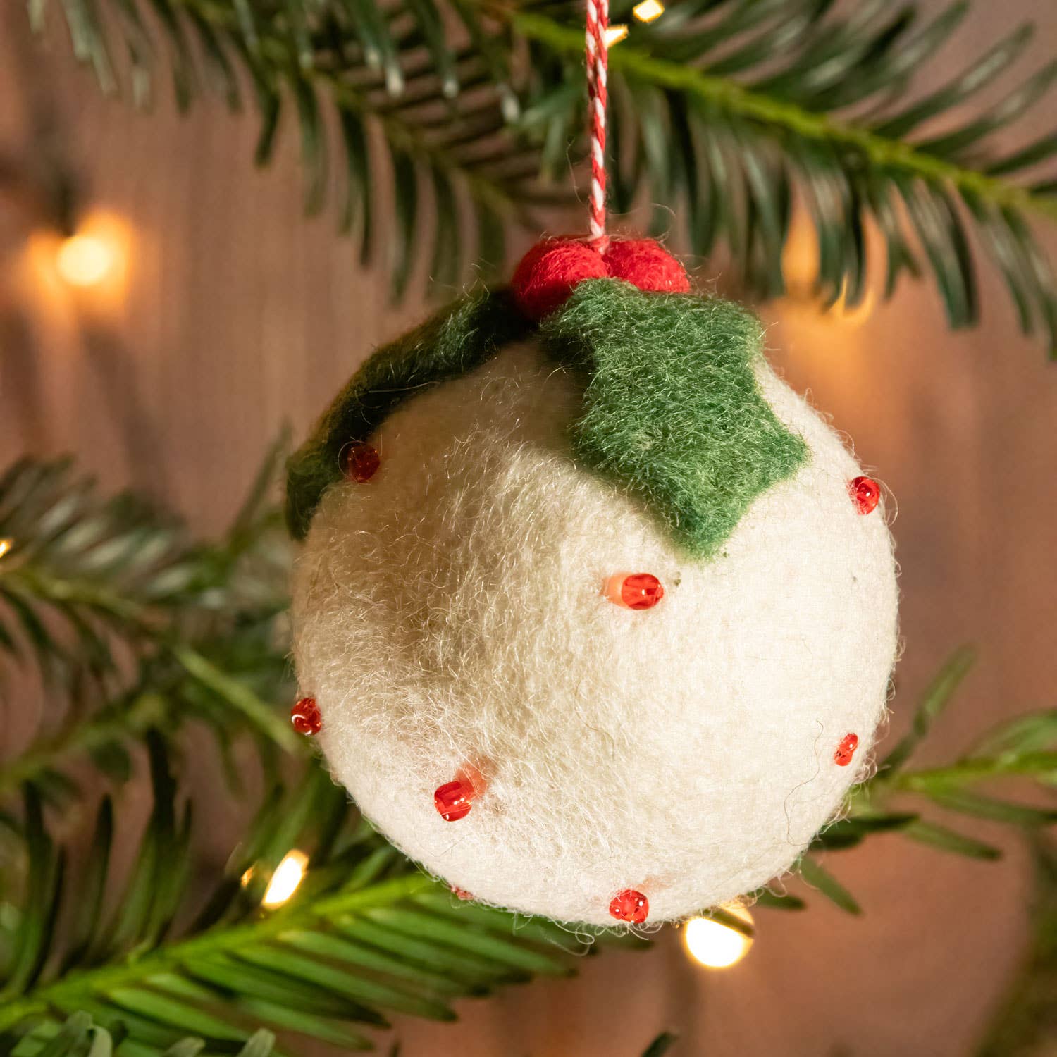 Viltdecoratie - Kerstpuddingbal met kralen