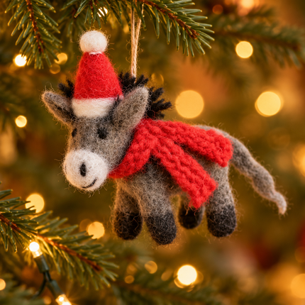 Handgemaakte kerstdecoratie van wolvilt - Ezel met hoed en sjaal