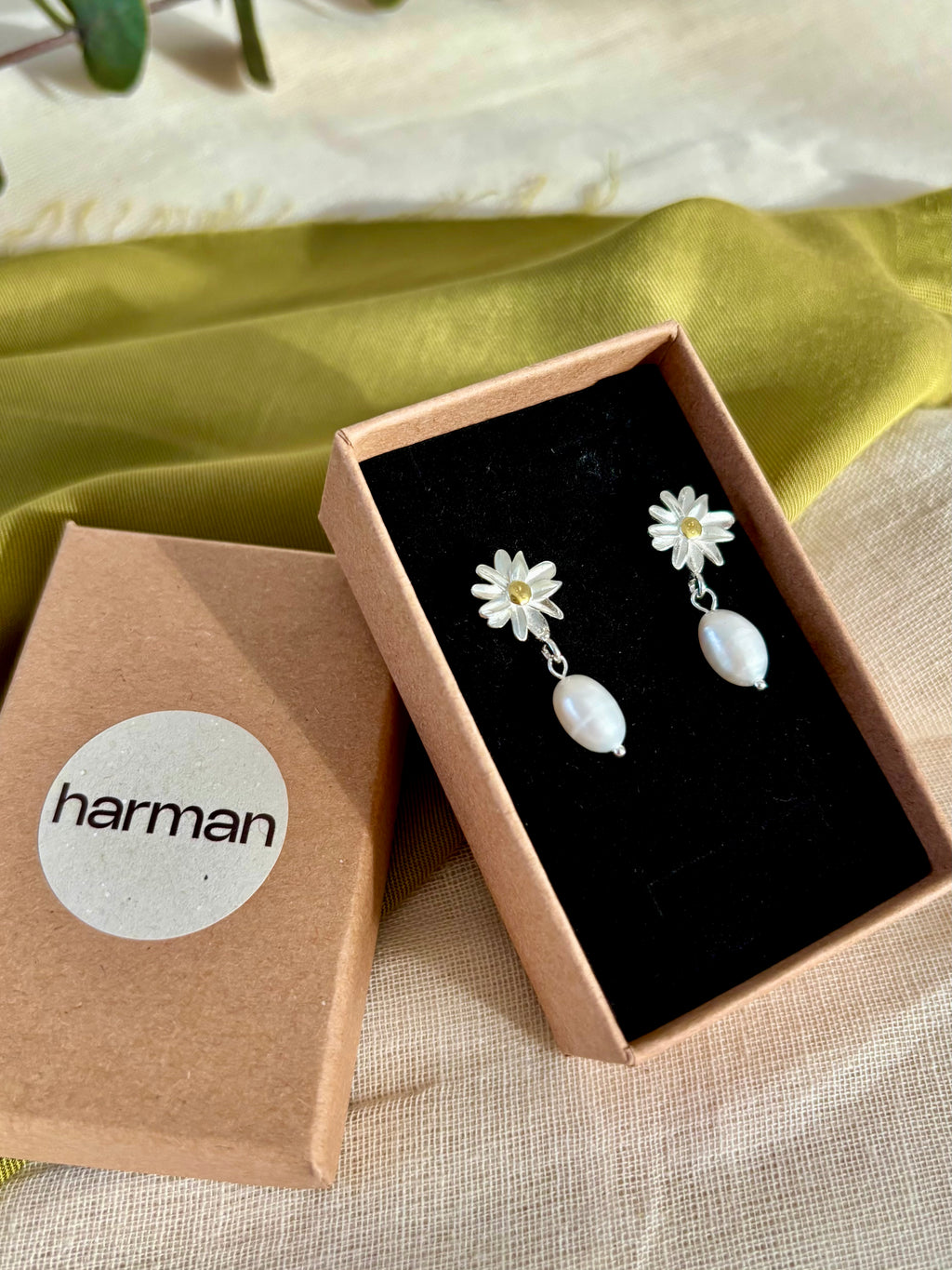 Sterling Silver Daisy Stud Earrings with Pearl - N12