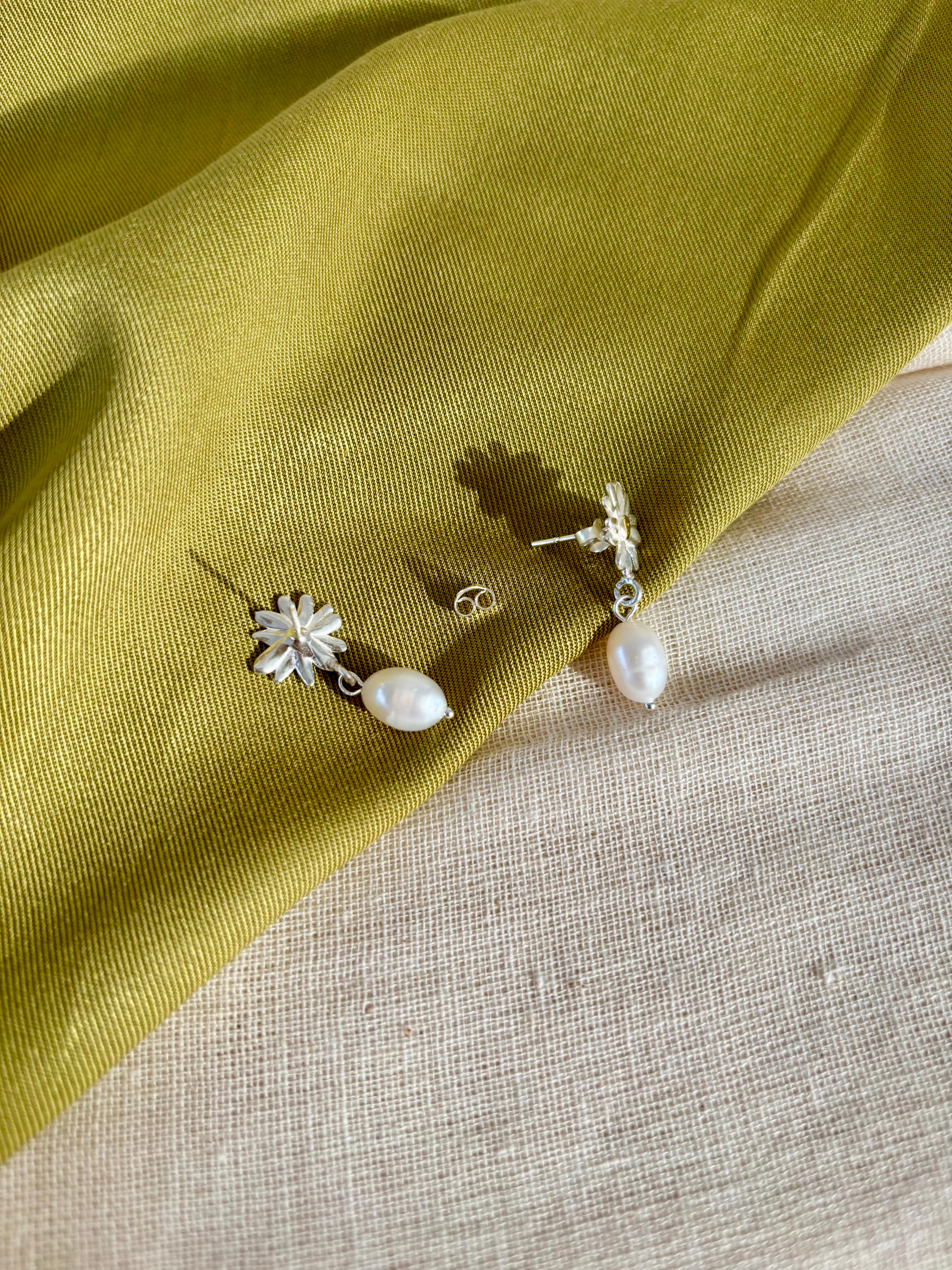 Sterling Silver Daisy Stud Earrings with Pearl - N12