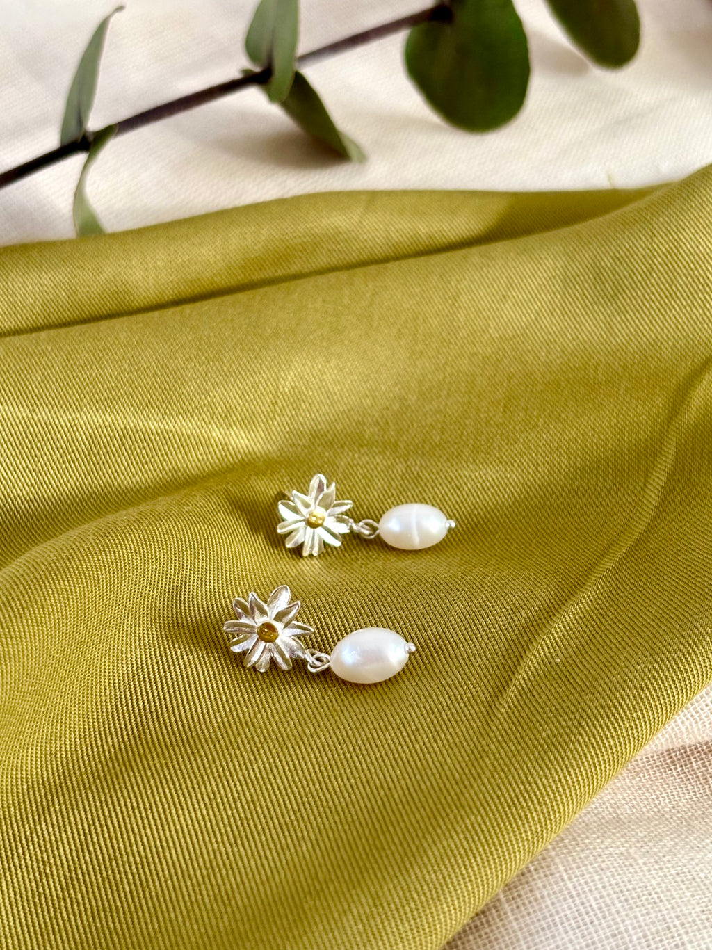 Sterling Silver Daisy Stud Earrings with Pearl - N12